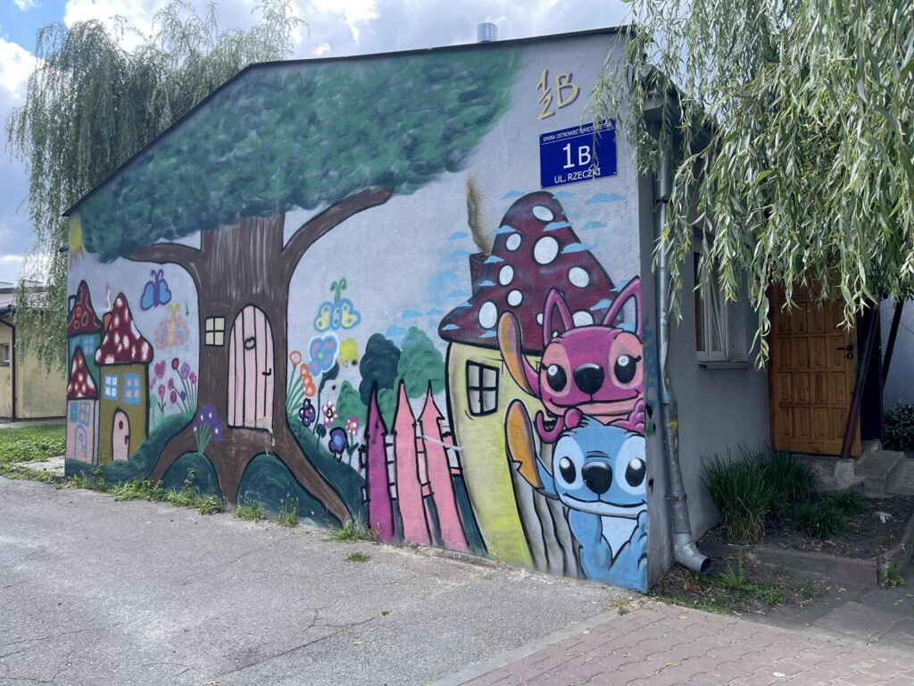 Budynek Miejsca Aktywności Lokalnej Gutwin- widok na mural na ścianie