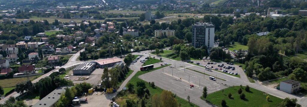 Budynek Centrum Usług Społecznych widziany z panoramy okolicy