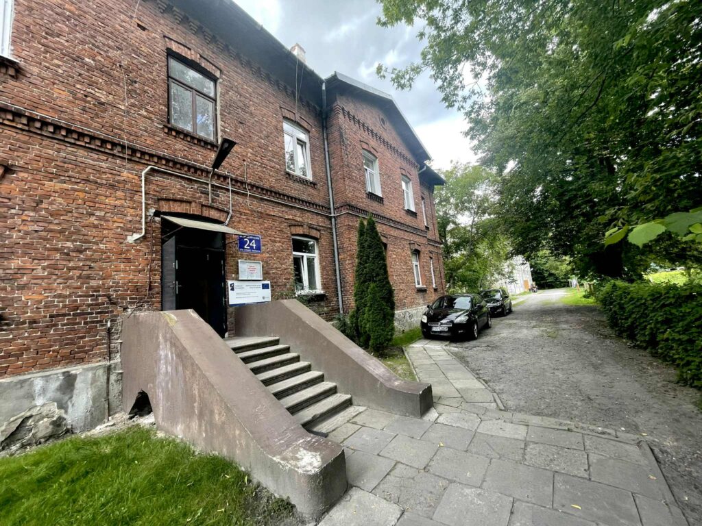 Budynek Miejsca Aktywności Lokalnej - widok z lewej strony wejścia