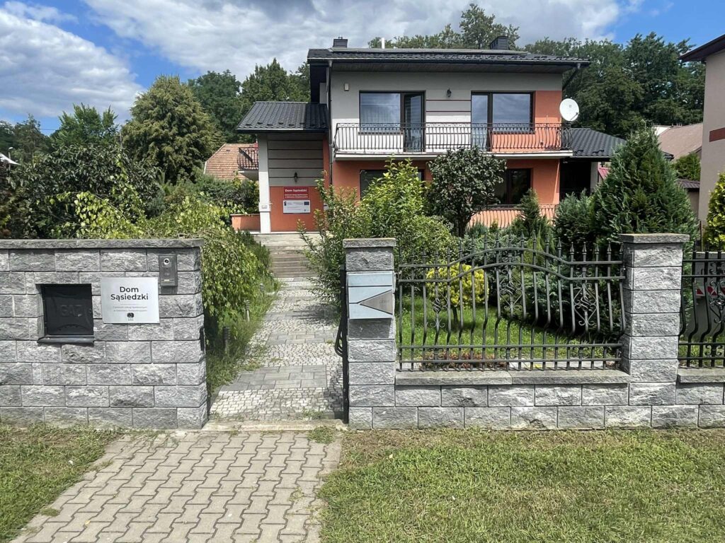 Budynek Domu Sąsiedzkiego - widok z poziomu furtki