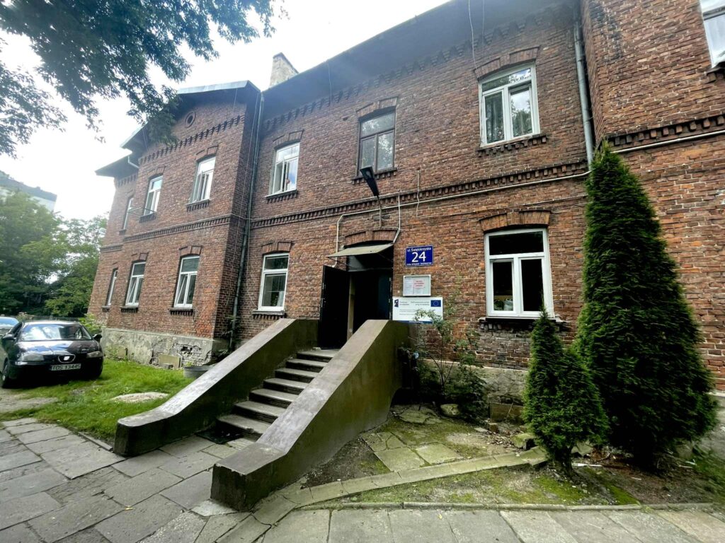 Budynek Miejsca Aktywności Lokalnej - widok z prawej strony wejścia