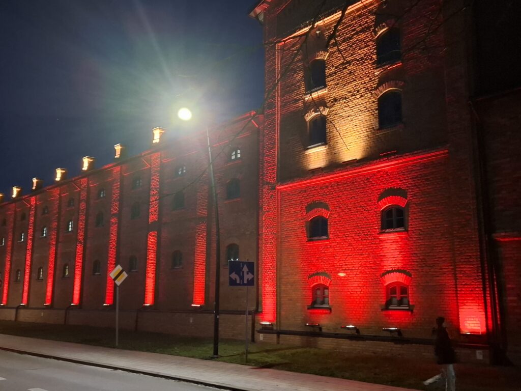 Podświetlony na czerwono budynek browaru.