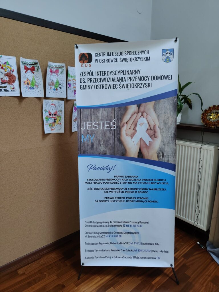 Stojący baner z informacjami o działaniach Zespołu Interdyscyplinarnego.