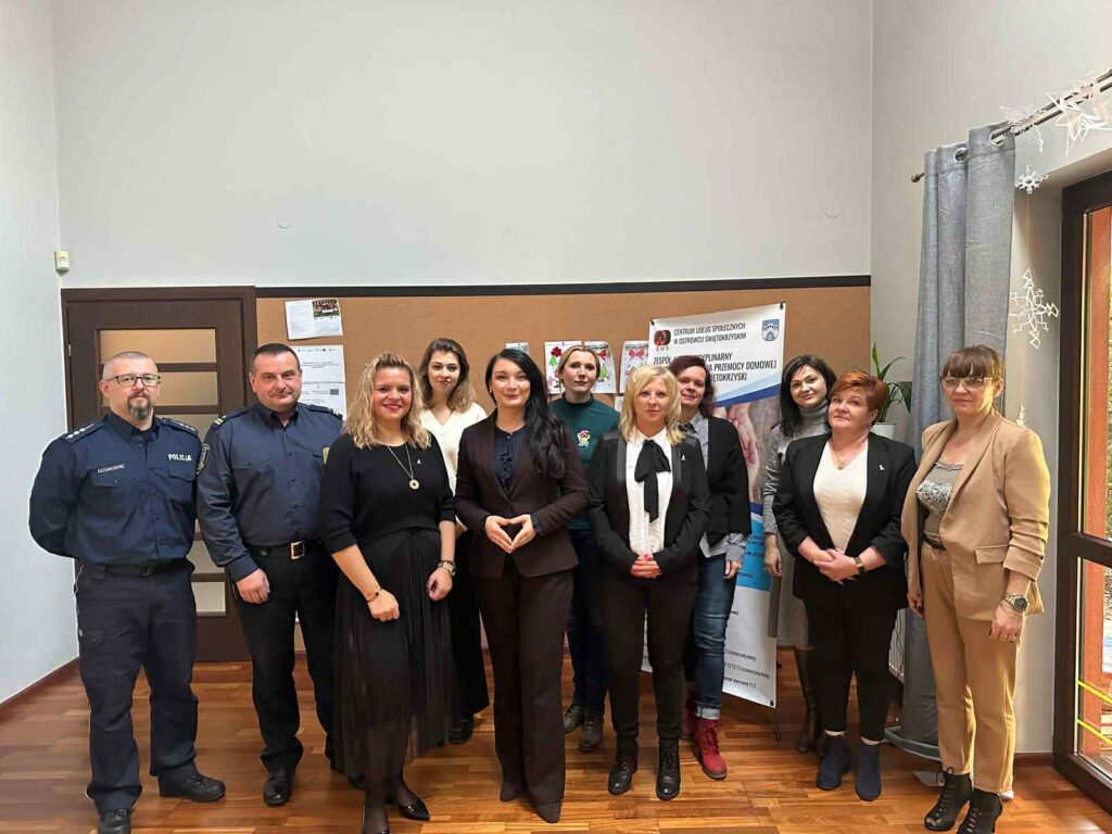 Zdjęcie grupowe przestawiające jedenaście osób wchodzących w skład Zespołu Interdyscyplinarnego.