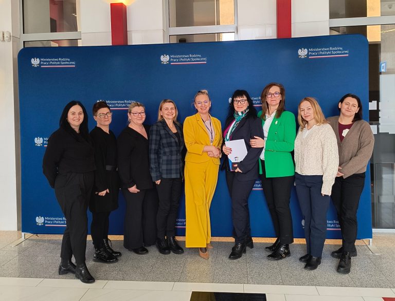 Grupa kobiet podczas sppotkania organizatorów społeczności lokalnych