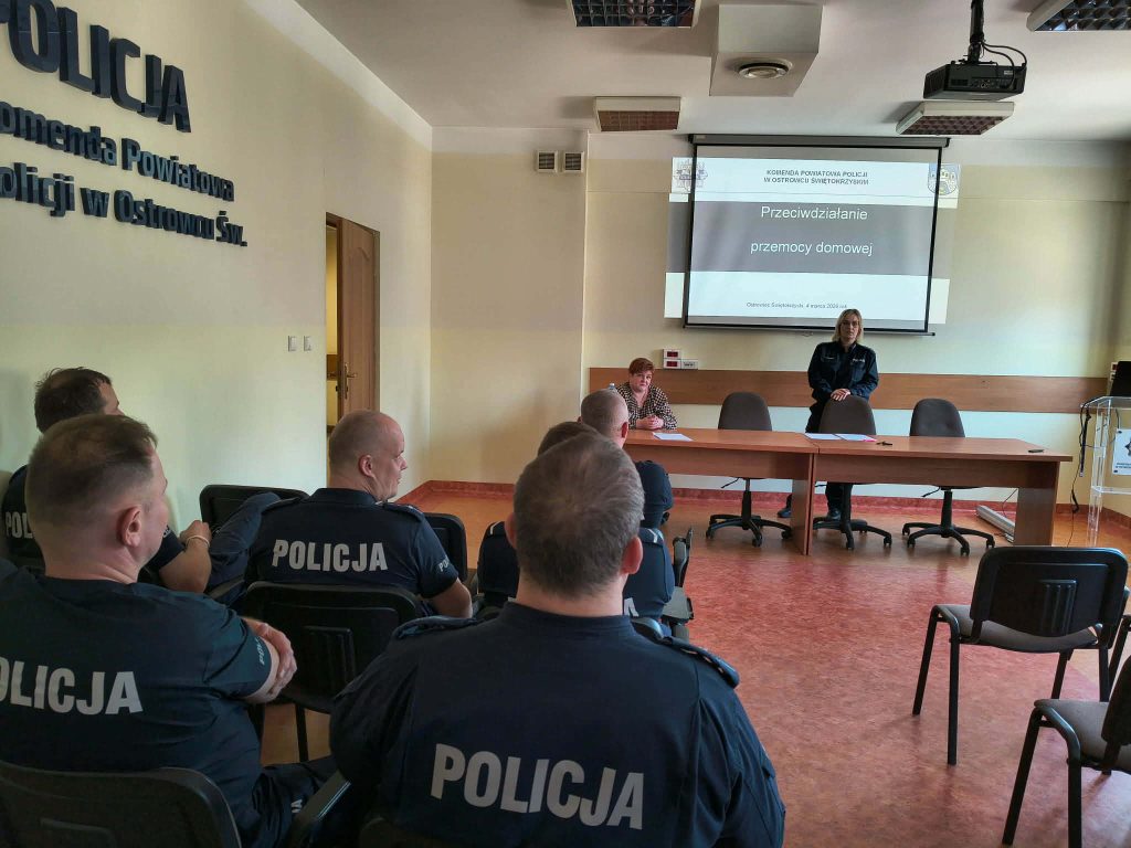 Członkowie Zespołu Interdyscyplinarnego ds. Przeciwdziałania Przemocy Domowej Gminy Ostrowiec Świętokrzyski rozmawiają z funkcjonariuszami Komendy Powiatowej Policji w Ostrowcu Świętokrzyskim.