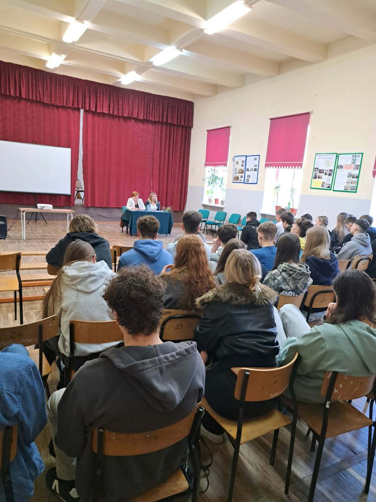 Uczniowie Zespołu  Szkół Ogólnokształcących Mistrzostwa Sportowego w Ostrowcu Świętokrzyskim słuchają prelekcji członków Zespołu Interdyscyplinarnego ds. Przeciwdziałania Przemocy Domowej Gminy Ostrowiec Świętokrzyski.