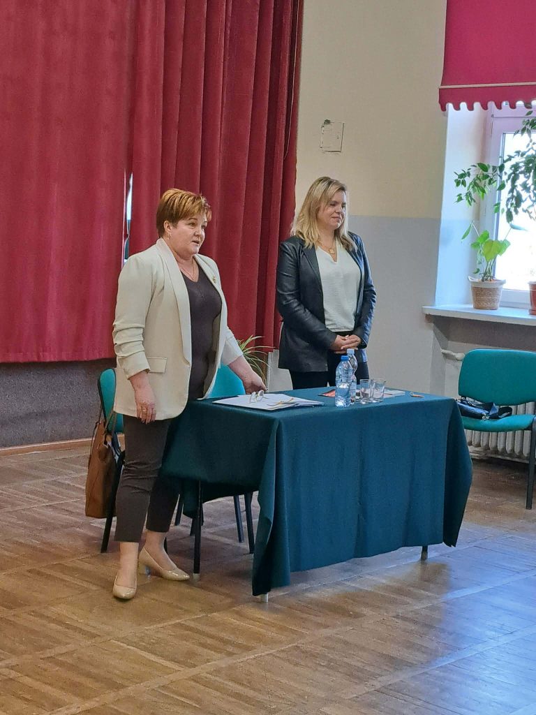 Członkowie Zespołu Interdyscyplinarnego ds. Przeciwdziałania Przemocy Domowej Gminy Ostrowiec Świętokrzyski rozmawiają z uczniami w Zespole Szkół Ogólnokształcących Mistrzostwa Sportowego w Ostrowcu Świętokrzyskim.